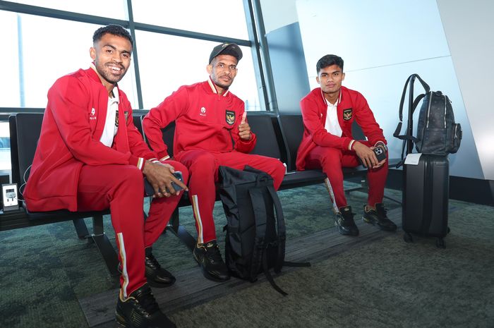 Para pemain timnas Indonesia yakni Yakob Sayuri, Ricky Kambuaya dan Ramadhan Sananta saat berangkat dari Jakarta ke Turki