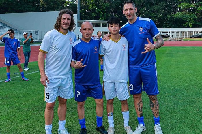 Mantan pemain Barcelona, Carles Puyol dan eks bek Inter Milan Materazzi