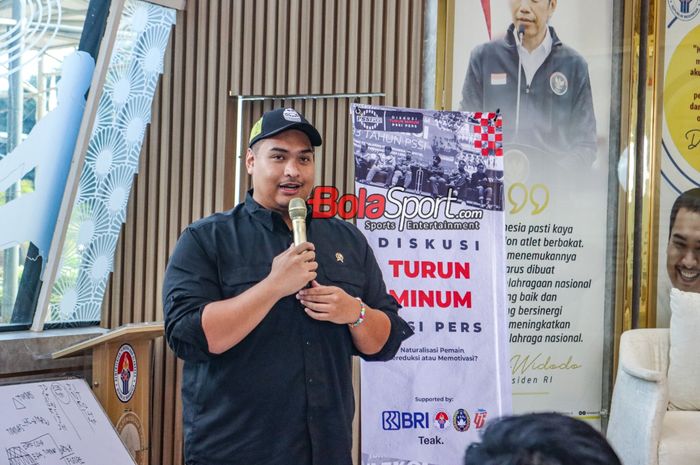 Menteri Pemuda dan Olahraga Republik Indonesia, Dito Ariotedjo, sedang memberikan keterangan kepada awak media di Kantor Kemenpora, Senayan, Jakarta, Kamis (21/12/2023).