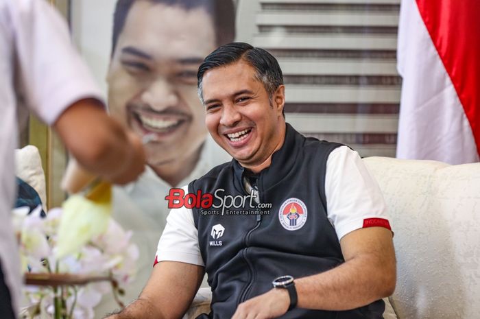 Tenaga Ahli Kemenpora Bidang Diaspora, Hamdan Hamedan, sempat tertawa saat hadir dalam sesi jumpa pers di Kantor Kemenpora, Senayan, Jakarta, Kamis (21/12/2023).
