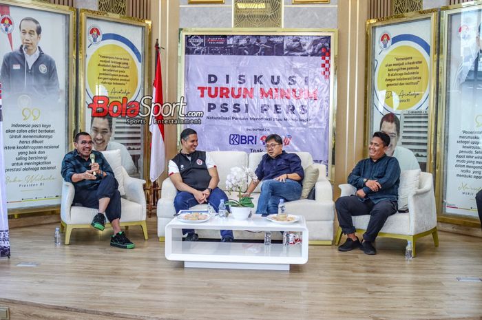 (Dari kiri ke kanan) Arya Sinulingga, Hamdan Hamedan, Tommy Welly, dan Richard Achmad sedang mengikuti acara diskusi Turun Minum PSSI Pers di Media Center Kemenpora, Senayan, Jakarta, Kamis (21/12/2023).