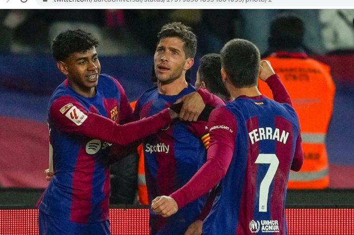 Para pemain Barcelona merayakan gol yang dicetak Sergi Roberto ke gawang Almeria di Liga Spanyol.