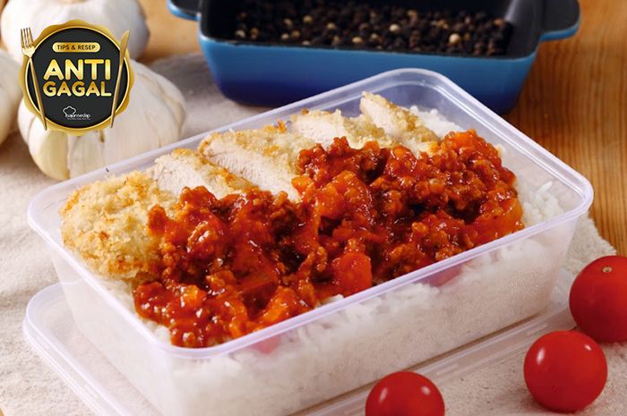 Hidangan ayam katsu bolognaise untuk bekal makan siang enak