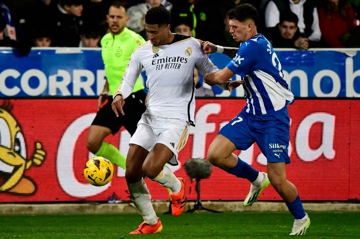 Momen duel bintang Real Madrid, Jude Bellingham, dengan salah satu pemain Alaves di Liga Spanyol, Jumat (22/12/2023).