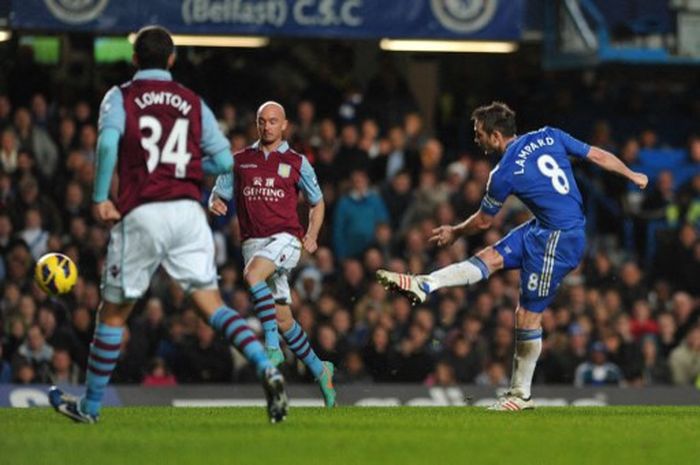 Gelandang Chelsea, Frank Lampard, mencetak gol dalam penampilan ke-500 saat melawan Aston Villa di Liga Inggris, 23 Desember 2012 di Stamford Bridge.