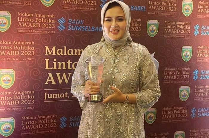 Sekretaris Jendral PP PERBASI, Nirmala Dewi, berpose setelah menerima penghargaan di malam anugerah Lintas Politika Award 2023, yang diselenggarakan di Palembang, Jumat (22/12/2023).