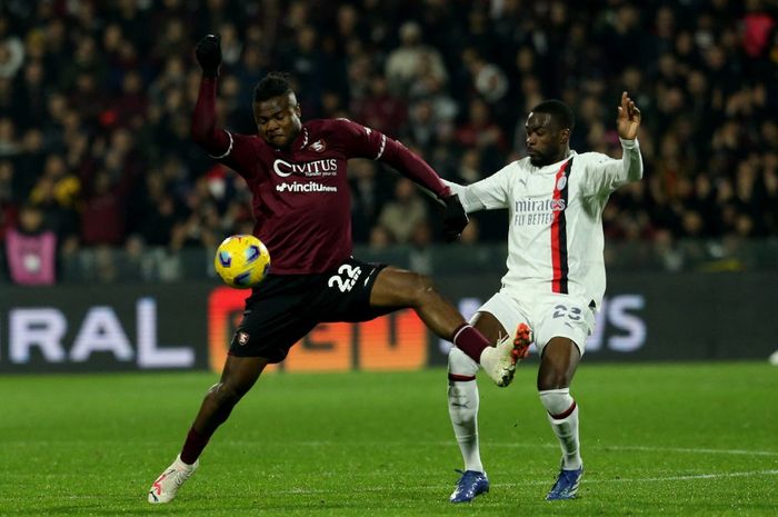 Bek AC Milan, Fikayo Tomori, menjadi pemain terbaru yang mengalami cedera setelah berlaga melawan Salernitana pada pekan ke-17 Liga Italia 2023-2024.