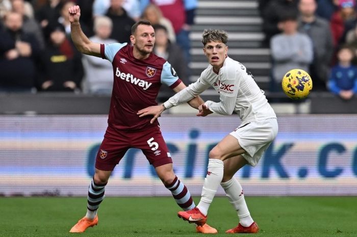 Viral Tendangan Ngawur Garnacho, Kaki Keserimpet dan Gagal Bikin Gol Gampang alejandrojpg 20231223115900