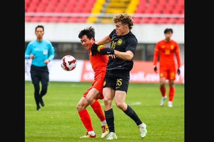 Bomber Timnas U-23 Malaysia, Fergus Tierney, tengah berebut bola dengan pemain Timnas U-23 China dalam pertandingan uji coba di Shanghai, Sabtu (23/12/2023).