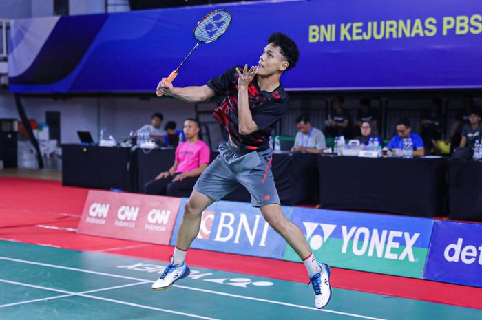 Pebulu tangkis tunggal putra, Muhammad Halim As Sidiq  pada final Kejuaraan Nasional (Kejurnas) PBSI Perorangan Taruna dan Dewasa 2023 di GOR Universitas Negeri Jakarta, Rawamangun, Jakarta Timur, Sabtu (23/12/2023).