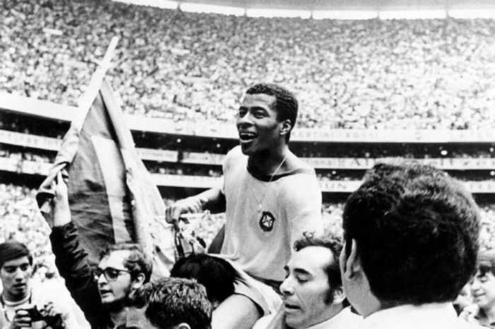 Jairzinho dibopong fans setelah Brasil mengalahkan Italia 4-1 di final Piala Dunia 1970.