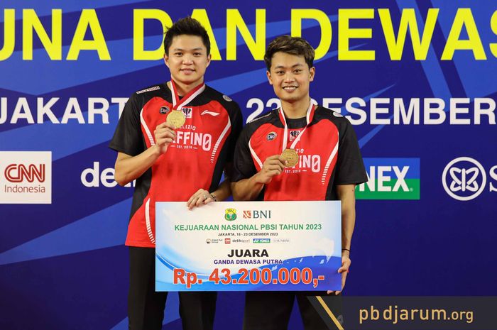 Ganda putra Indonesia racikan baru dari PB Djarum, Bobby Setiabudi/Akbar Bintang Cahyono, berdiri di podium juara Kejuaraan Nasional PBSI 2023, di GOR UNJ, Jakarta Timur, Sabtu (23/12/2023).