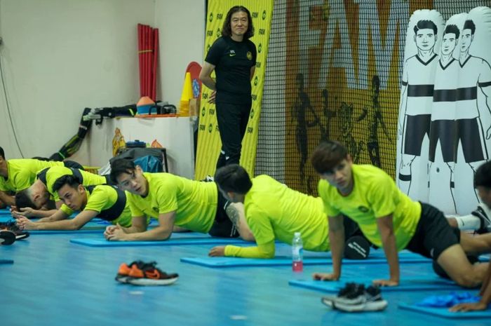 Pelatih Timnas Malaysia, Kim Pan-gon, menyaksikan para pemainnya melakukan latihan.