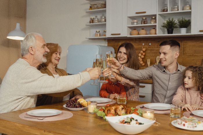 5 Arti Mimpi Makan Bersama Keluarga, Kebahagiaan Akan Datang Bertubi