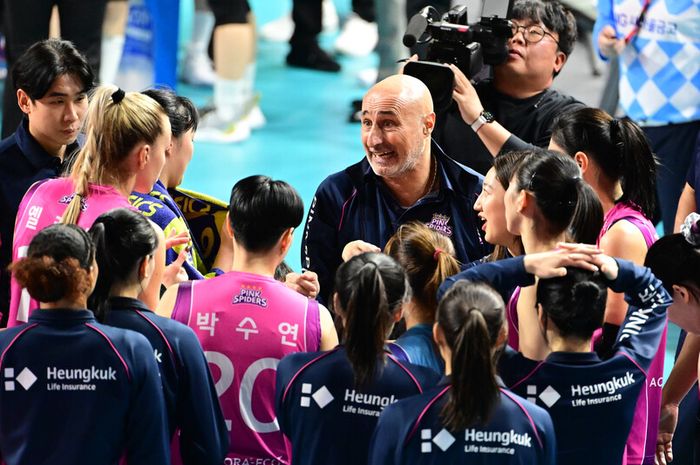 Pelatih Pink Spiders, Marcello Abbondanza,  memberikan arahan kepada timnya pada lanjuta Liga Voli Korea 2023-2024.