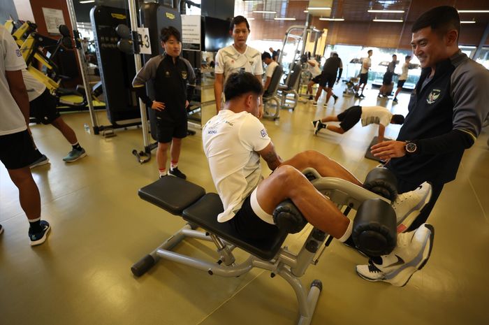 Shin Sang-gyu  saat memimpin latihan fisik timnas Indonesia.