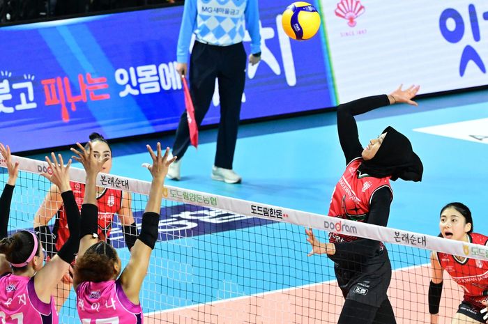 Pebola voli Indonesia, Megawati Hangestri Pertiwi, saat sedang melepaskan spike ketika Daejeon JungKwanJang Red Sparks berhadapan Incheon Heungkuk Life Pink Spiders pada Liga Voli Korea
