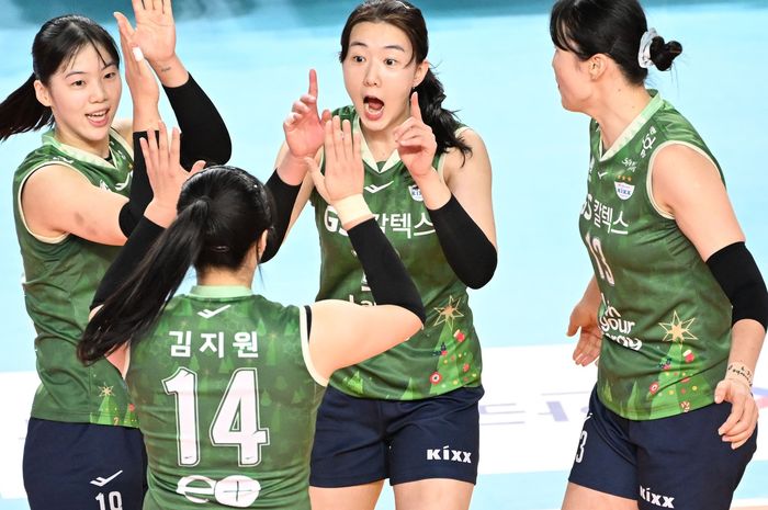 Outside hitter GS Caltex Seoul KIXX, Kang So-hwi, tengah memberikan semangat kepada rekannya pada Liga Voli Korea