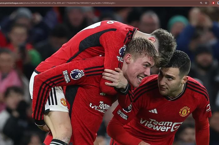 Rasmus Hojlund merayakan gol debutnya untuk Manchester United di Liga Inggris saat melawan Aston Villa di Stadion Old Trafford, Selasa (26/12/2023).