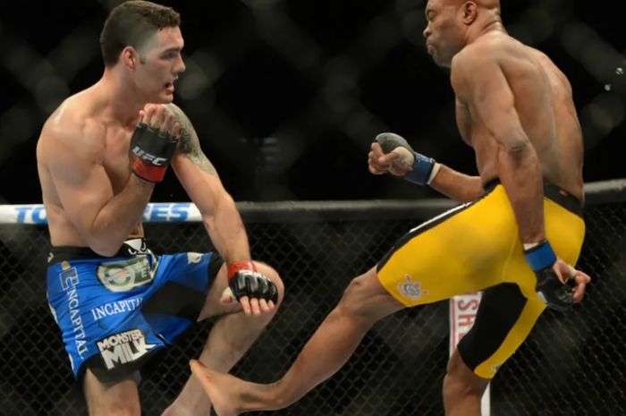 Anderson Silva (kanan) mengalami cedera patah kaki saat menghadapi Chris Weidman di UFC 168 pada 28 Desember 2013 di Las Vegas.
