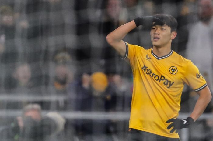 Hwang Hee-chan saat merayakan gol Wolverhampton ke gawang Burnley dalam laga Liga Inggris di Molineux (5/12/2023). Dulu jadi korban timnas Indonesia, Hwang kini cetak rekor 2 digit gol di Premier League.