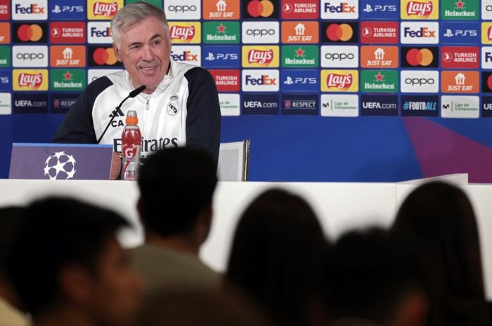 Carlo Ancelotti berbicara dalam jumpa pers di Valdebebas jelang laga Real Madrid vs Braga di Liga Champions (7/11/2023). Ancelotti resmi meneken kontrak baru di Madrid yang mengikatnya sampai 2026.