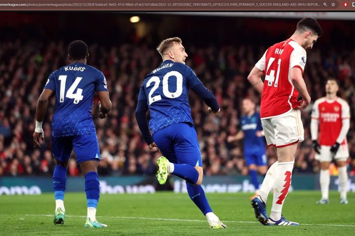 Jarrod Bowen merayakan gol Tomas Soucek untuk West Ham United ke gawang Arsenal pada matchweek 19 Liga Inggris 2023-2024 di Stadion Emirates, Kamis (28/12/2023).