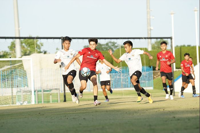 Pemain timnas U-20 Indonesia saat menjalani sesi gim internal dalam pemusatan latihan di Qatar.