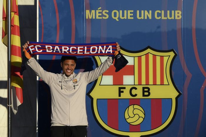 Vitor Roque dalam momen perkenalan sebagai pemain Barcelona di Joan Gamper Training Centre (27/12/2023).