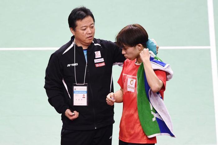 Tunggal putra peringkat 2 dunia asal Jepang, Kodai Naraoka saat mendapat instruksi pelatih tim FWD Group, di ajang All Japan Badminton Championships 2023 di Musashino Forest Plaza, Tokyo, Jepang, Kamis (28/12/2023).