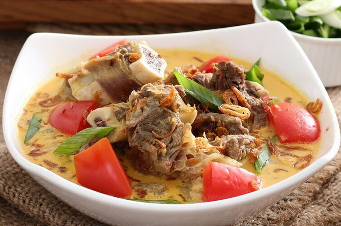 Semangkuk Soto Tangkar Betawi dengan kuah santan yang kaya rempah dan potongan iga sapi yang empuk