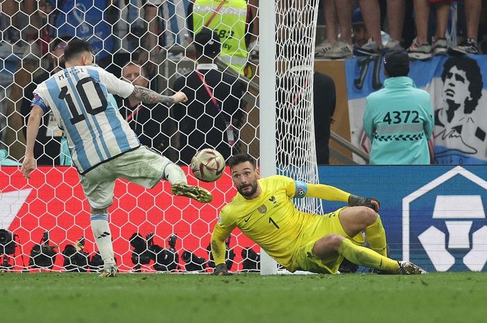 Hugo Lloris tak berdaya saat dibobol Lionel Messi pada laga Argentina vs Prancis di final Piala Dunia 2022. Lloris kini akan menjadi lawan Messi di MLS setelah meninggalkan Tottenham untuk gabung Los Angeles FC.