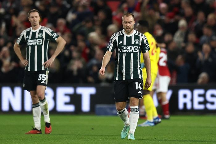 Reaksi Christian Eriksen (kanan) dan Jonny Evans saat Man United dikalahkan Nottingham Forest pada lanjutan Liga Inggris (30/12/2023). Terakhir kali dipermalukan Forest, 16 pemain Man United yang dibawa ke laga ini belum lahir. Eriksen dan Evans hanya dua di antaranya yang sudah lahir.