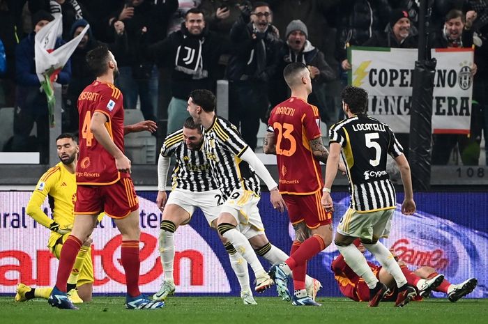 Adrien Rabiot mencetak gol untuk Juventus ke gawang AS Roma pada giornata 18 Liga Italia 2023-2024 di Allianz Stadium, Sabtu (30/12/2023).