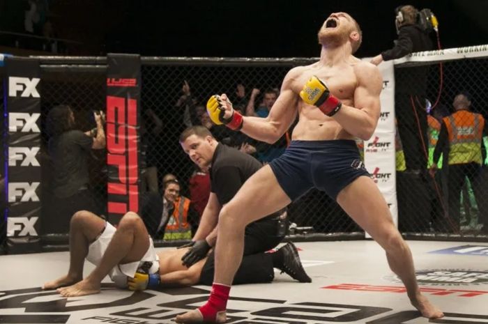 Momen Conor McGregor menang KO atas Ivan Buchinger untuk menjadi raja 2 divisi Cage Warriors pada 31 Desember 2012.