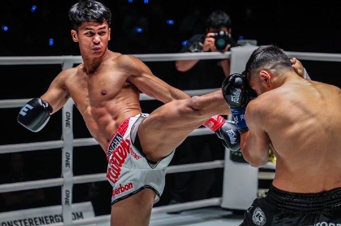 Superbon Singha Mawynn menendang Tayfun Ozcan hingga tidur di ONE Fight Night 11.