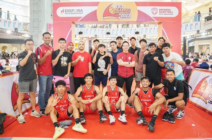 Ketua Persatuan Bola Basket Seluruh Indonesia (Perbasi) DKI Jakarta, Lexyndo Hakim, Bersama para atlet di Kejurnas 3X3.