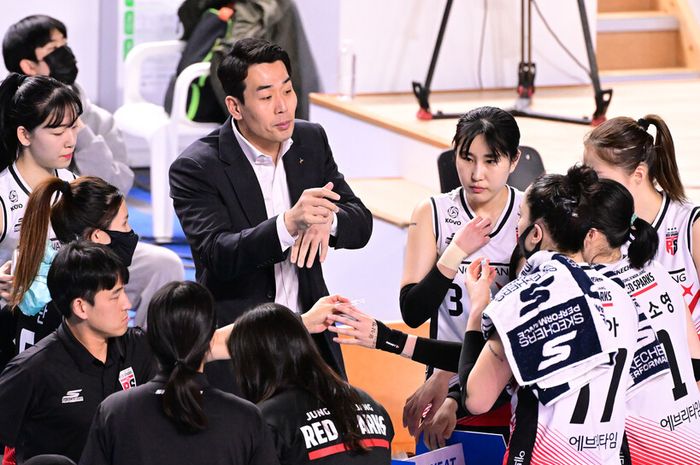 Pelatih Daejeon JungKwanJang Red Sparks, Ko Hee-jin saat memberikan instruksi pada laga melawan Gimcheon Korea Expressway Hi-Pass,  Senin (1/1/2024).