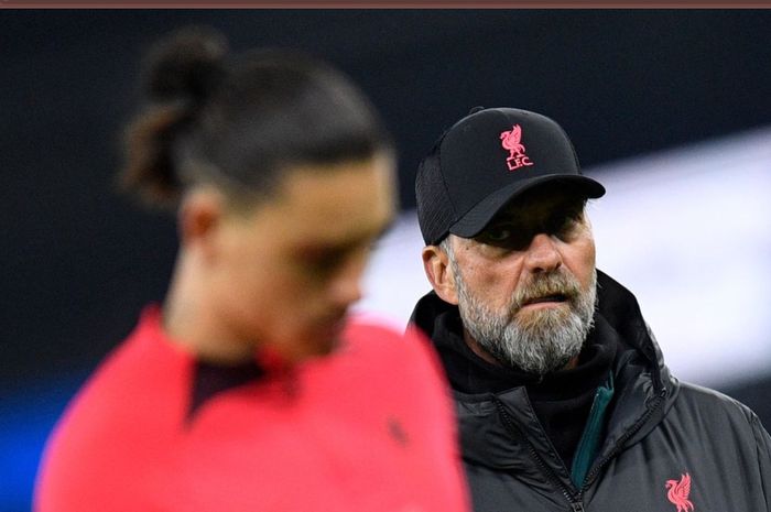 Rafael Benitez selaku mantan pelatih Liverpool mengaku mengetahui alasan asli kepergian Juergen Klopp lewat orang dalam.
