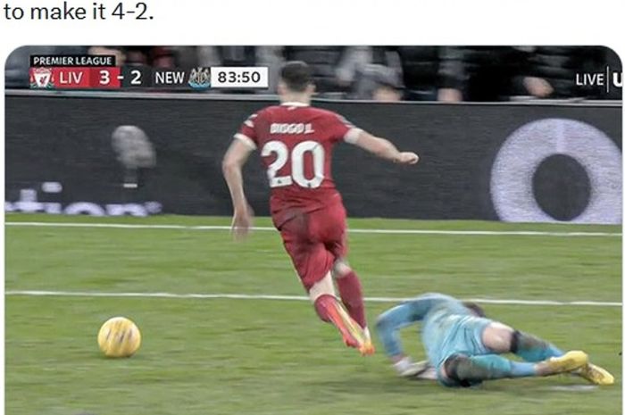 Aksi Diogo Jota yang membuahkan penaltiu untuk Liverpool dalam laga kontra Newcastle United.