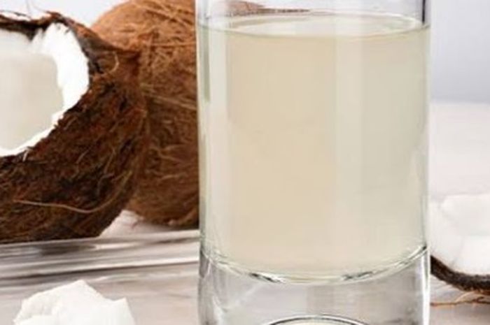 Ampuh Hilangkan Racun Dalam Tubuh Yuk Mulai Minum Air Kelapa Tua