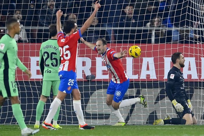 Bek Girona, Daley Blind, merayakan gol ke gawang Atletico Madrid pada jornada 19 Liga Spanyol 2023-2024 di Stadion Montolivi, Rabu (3/1/2024).