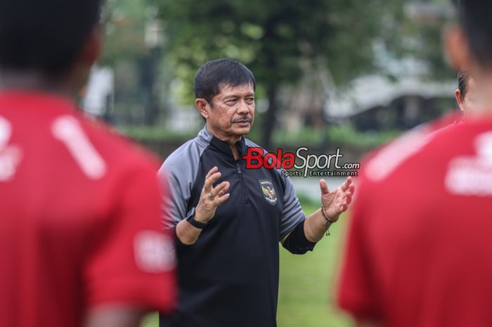 Pelatih timnas U-20 Indonesia, Indra Sjafri, sedang memberikan intruksi kepada para pemainnya berlatih di Lapangan A, Senayan, Jakarta, Kamis (4/1/2024).