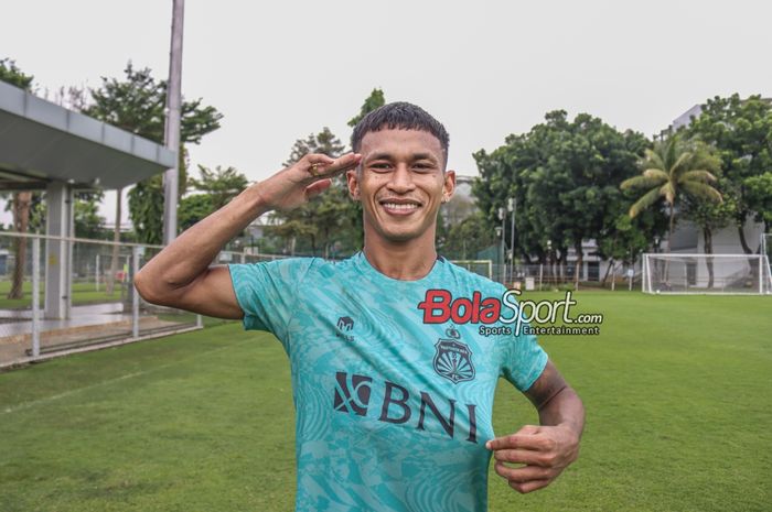 Pemain Bhayangkara FC, Osvaldo Haay, sedang berfoto saat ditemui di Lapangan B, Senayan, Jakarta, Kamis (4/1/2024).
