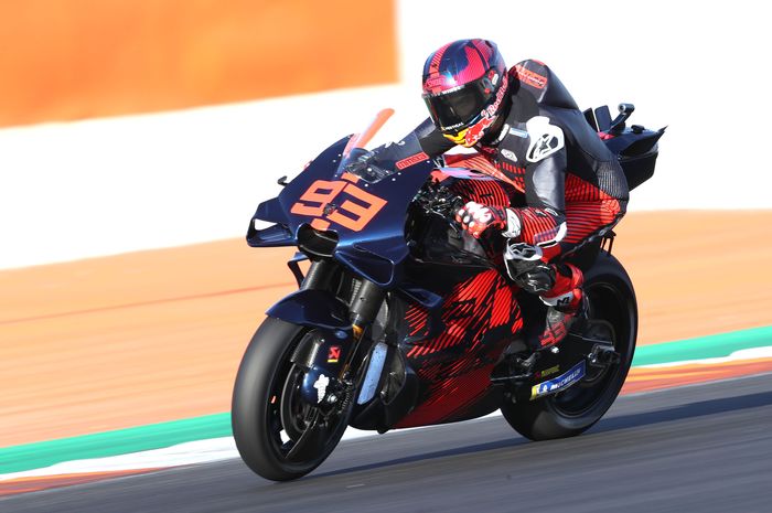 Aksi Marc Marquez saat pertama kali menggeber Ducati Desmosedici untuk tim Gresini Racing pada tes MotoGP Valencia, 28 November 2023