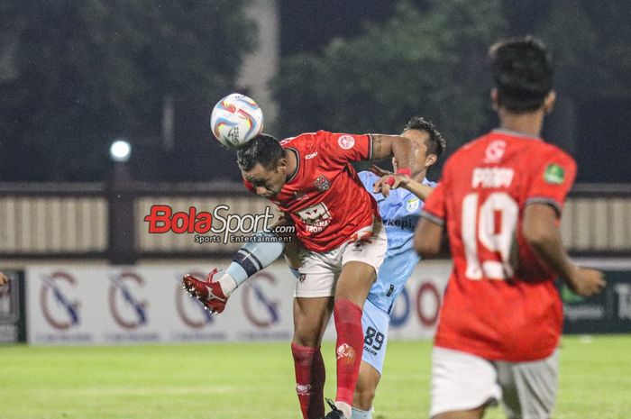 Jose Wilkson (kanan) sedang menyundul bola dalam laga babak 12 besar grup Y Liga 2 2023 antara Malut United versus Persela Lamongan di Stadion PTIK, Melawai, Jakarta Selatan, Minggu (7/1/2023) malam.
