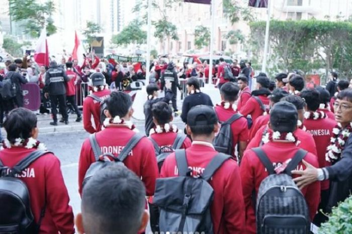 Skuad Timnas Indonesia disambut meriah para fan setibanya di hotel tempat menginap di Qatar, Minggu (7/1/2023)