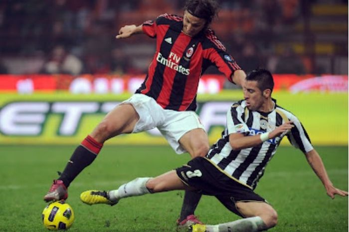 Zlatan Ibrahimovic mengecoh Mauricio Isla sebelum mencetak gol yang membuat AC Milan menyamakan skor menjadi 4-4 dalam laga Liga Italia melawan Udinese, 9 Januari 2011 di San Siro. 