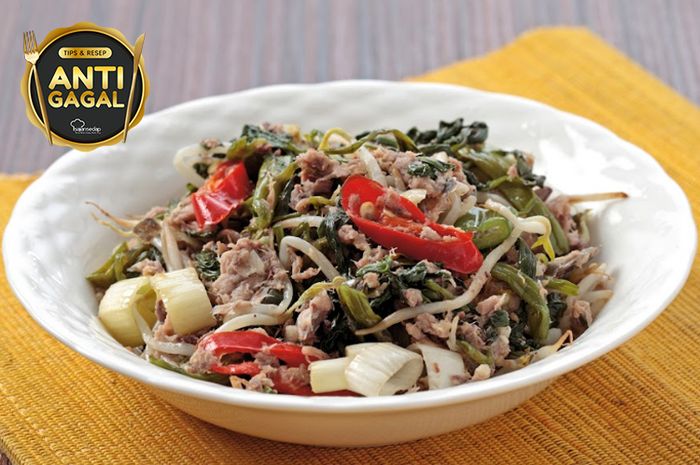 Hidangan kangkung tumis ikan asap.