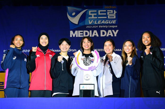 Pebola voli putri Indonesia, Megawati Hangestri Pertiwi (kedua dari kiri) dalam perkenalan pemain asing dalam Liga Voli Korea 2023-2024.